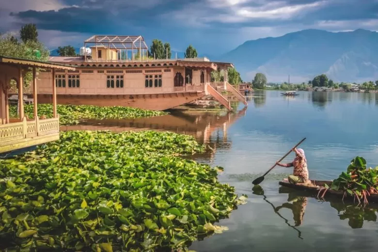 Srinagar Travel Guide in Hindi Srinagar in Two Days Dal lake Where to Stay Budget itinerary
